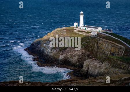 South Stack Lighthouse auf der Insel Anglesey in Nordwales im Vereinigten Königreich. Der Leuchtturm wurde 1809 erbaut. Stockfoto