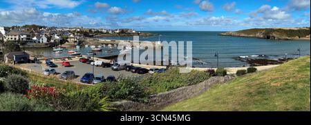 Der Hafen von Cemaes Bay auf der Insel Anglesey in Nordwales im Vereinigten Königreich Stockfoto
