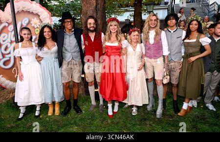 Heidi Klum mit Mann Tom Kaulitz sein Bruder Bill Kaulitz, Mutter Erna, Tochter Leni, Söhne Henry, Johan, Lou Samuel - Heidifest von Heidi Klum im Hofbräuhaus in München - 18. September 2025 *** Heidi Klum mit Ehemann Tom Kaulitz seinem Bruder Bill Kaulitz, Mutter Erna, Tochter Leni, Söhne Henry, Johan, Lou Samuel Heidifest von Heidi Klum im Hofbräuhaus in München am 18. September 2025 Stockfoto