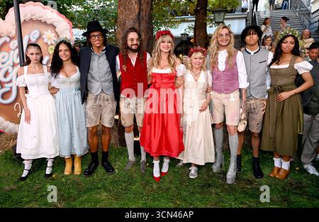 Heidi Klum mit Mann Tom Kaulitz sein Bruder Bill Kaulitz, Mutter Erna, Tochter Leni, Söhne Henry, Johan, Lou Samuel - Heidifest von Heidi Klum im Hofbräuhaus in München - 18. September 2025 *** Heidi Klum mit Ehemann Tom Kaulitz seinem Bruder Bill Kaulitz, Mutter Erna, Tochter Leni, Söhne Henry, Johan, Lou Samuel Heidifest von Heidi Klum im Hofbräuhaus in München am 18. September 2025 Stockfoto