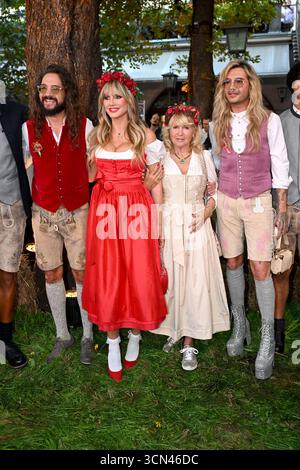 Heidi Klum mit Mann Tom Kaulitz sein Bruder Bill Kaulitz, Mutter Erna, Tochter Leni, Söhne Henry, Johan, Lou Samuel - Heidifest von Heidi Klum im Hofbräuhaus in München - 18. September 2025 *** Heidi Klum mit Ehemann Tom Kaulitz seinem Bruder Bill Kaulitz, Mutter Erna, Tochter Leni, Söhne Henry, Johan, Lou Samuel Heidifest von Heidi Klum im Hofbräuhaus in München am 18. September 2025 Stockfoto