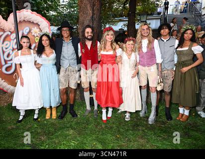 Heidi Klum mit Mann Tom Kaulitz seinem Bruder Bill Kaulitz, Mutter Erna, Tochter Leni, Sohn, Johan, Lou Samuel, Henry - Heidifest von Heidi Klum im Hofbräuhaus in München - 18. September 2025 *** Heidi Klum mit Ehemann Tom Kaulitz seinem Bruder Bill Kaulitz, Mutter Erna, Tochter Leni, Sohn, Johan, Lou Samuel, Henry HeidiFest von Heidi Klum im Hofbräuhaus in München am 18. September 2025 Stockfoto