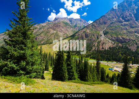 Abgelegenes ländliches Leben in Kasachstans alpinen Hochland Kirgisistan Stockfoto