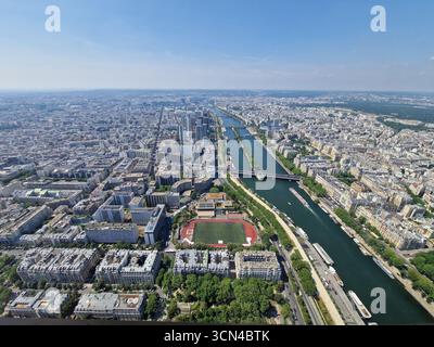 Paris, Frankreich - 8. Juni 2023: Überblick über Paris vom Eiffelturm aus gesehen an einem sonnigen Tag. Stockfoto