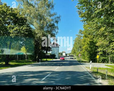 Dachau, Deutschland - 29. September 2022: Von Bäumen gesäumte Straße zum Konzentrationslager Dachau in Deutschland. Stockfoto