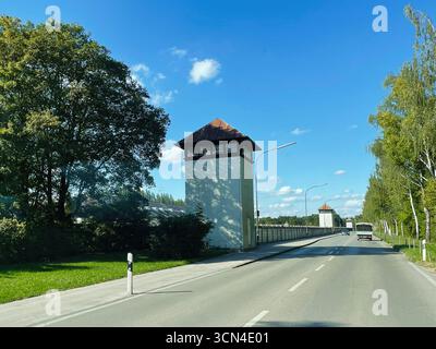 Dachau, Deutschland - 29. September 2022: Blick auf Wachtürme mit einer vorbeifahrenden Straße im Konzentrationslager Dachau. Stockfoto