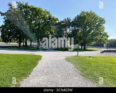 Dachau, Deutschland - 29. September 2022: Kiesweg, der zu einem Steinbau im KZ Dachau führt. Stockfoto