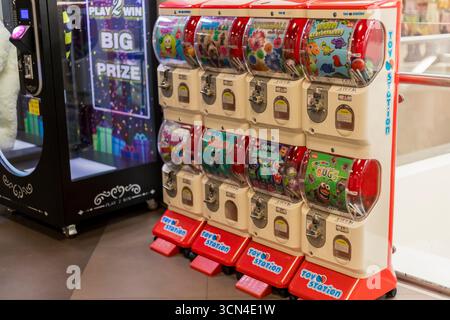 Visaginas, Litauen - 22. Juli 2025: Bunte Verkaufsautomaten säumen den Korridor eines Einkaufszentrums in Visaginas und bieten Gummibälle und Spielzeug an Stockfoto