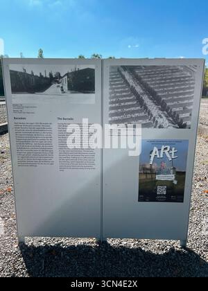 Dachau, Deutschland - 29. September 2022: Informationstafel im Konzentrationslager Dachau mit Kasernenlayouts mit historischen Fotos Stockfoto
