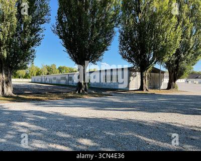 Dachau, Deutschland - 29. September 2022: Ein historisches Gebäude umgeben von Bäumen im Konzentrationslager Dachau Stockfoto