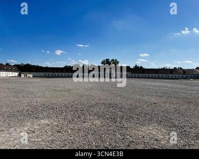 Dachau, Deutschland - 29. September 2022: Der weitläufige Innenhof des Konzentrationslagers Dachau unter hellem und klarem Himmel Stockfoto