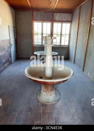 Dachau, Deutschland - 29. September 2022: Antikes Waschbecken im historischen Rauminneren des Konzentrationslagers Dachau Stockfoto