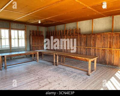Dachau, Deutschland - 29. September 2022: Historisches Holzinnere mit Schließfächern und Tischen im Konzentrationslager Dachau. Stockfoto
