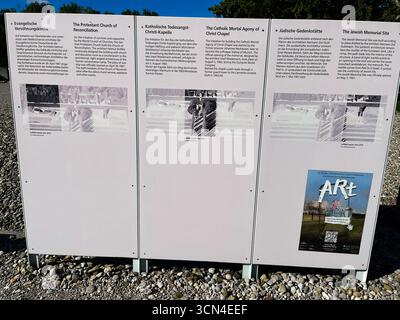 Dachau, Deutschland - 29. September 2022: Informationstafeln zu Gedenkkapellen und Denkmälern im KZ Dachau Stockfoto