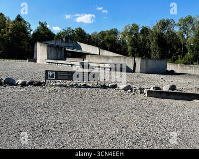Dachau, Deutschland - 29. September 2022: Protestantische Betonkirche umgeben von Kies und Bäumen im Lager Dachau, Deutschland Stockfoto