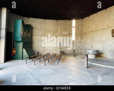 Dachau, Deutschland - 29. September 2022: Innenraum einer minimalistischen Kapelle mit grüner Orgel und Altar in Dachau. Stockfoto
