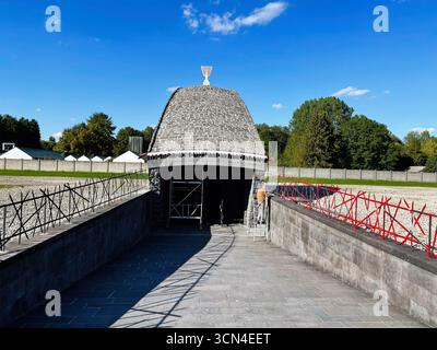 Dachau, Deutschland - 29. September 2022: Außenansicht des Konzentrationslagers Dachau mit klarem Himmel und historischer Architektur Stockfoto