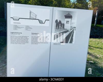 Dachau, Deutschland - 29. September 2022: Informationsschild zur Rekonstruktion des Umzäunungssystems im Konzentrationslager Dachau. Stockfoto
