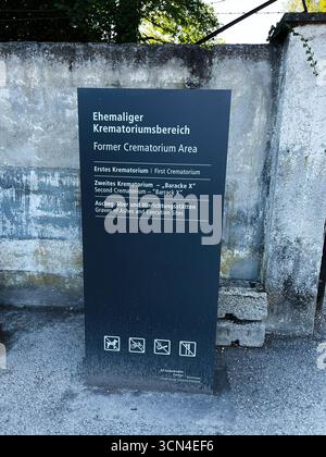 Dachau, Deutschland - 29. September 2022: Schild im Konzentrationslager Dachau, das den Standort des ehemaligen Krematoriumsgebiets markiert Stockfoto