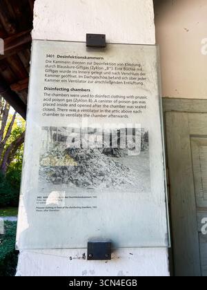 Dachau, Deutschland - 29. September 2022: Informationstafel zur Funktion der Desinfektionskammern im KZ Dachau Stockfoto