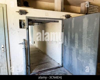 Dachau, Deutschland - 29. September 2022: Innenraum der erhaltenen Begasungskammern des Konzentrationslagers Dachau mit detaillierten Details. Stockfoto