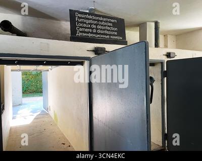 Dachau, Deutschland - 29. September 2022: Blick auf die Eingänge der Desinfektionskammer mit Beschilderung im KZ Dachau Stockfoto