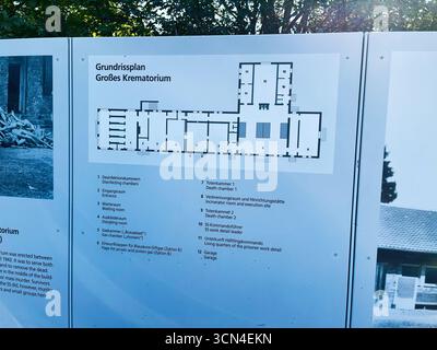 Dachau, Deutschland - 29. September 2022: Informationsdisplay mit dem Grundriss des großen Krematoriums des Konzentrationslagers Dachau. Stockfoto