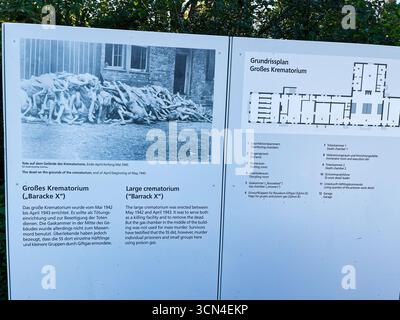 Dachau, Deutschland - 29. September 2022: Infotafel im KZ Dachau mit der Geschichte des Krematoriums Stockfoto