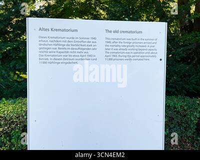 Dachau, Deutschland - 29. September 2022: Informationsschild im Konzentrationslager Dachau zur Geschichte des alten Krematoriums Stockfoto
