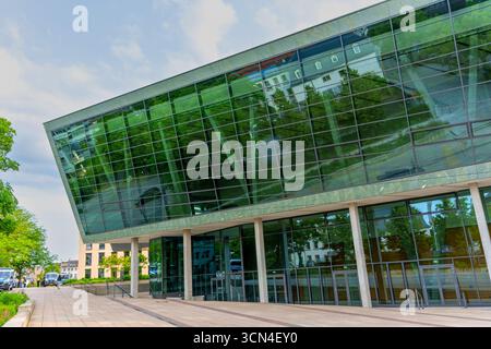 Darmstadt, Deutschland - 5. Juni 2025: Zeitgenössisches Design des Darmstadtium in Darmstadt, mit großen Glaspaneelen, die die umgebende Gree reflektieren Stockfoto