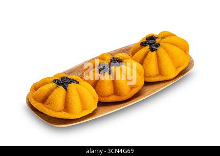 Thailändischer Eierkuchen oder castella-Kuchen in Holzschale isoliert auf weißem Hintergrund mit Schneidepfad. Stockfoto