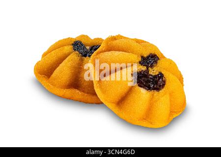 Köstlicher hausgemachter thailändischer Eierkuchen oder castella-Kuchen isoliert auf weißem Hintergrund mit Schneidepfad. Stockfoto