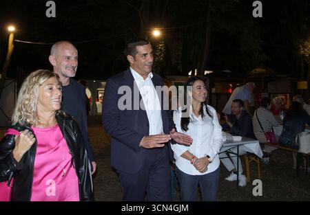 Ferrara, Italien. September 2025. FESTA DE L'UNITA' FERRARA AUF MICHELE DE PASCALE PRÄSIDENT DER REGION EMILIA ROMAGNA TRIFFT FESTIVALFREIWILLIGE UND ÖFFENTLICHE GIADA ZERBINI SEKRETÄRIN DER PD FERRARA UND MICHE DE PASCALE PRÄSIDENT DER REGION EMILIA ROMAGNA CREDIT: UNABHÄNGIGE FOTOAGENTUR/ALAMY LIVE NEWS Stockfoto