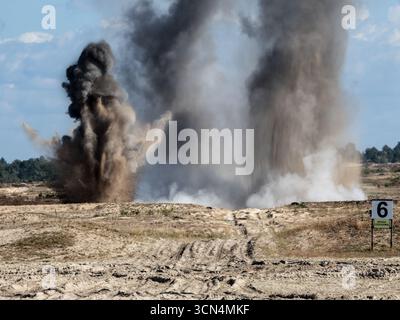 Explosionen, bei denen polnische Infanterie-Soldaten der Territorialen Verteidigungsstreitkräfte während des Iron Defender 25 Medientages Live-Feuer unter Tarnung trainieren. Die Iron Defender 25 Übung ist die größte und bedeutendste Trainingsveranstaltung, die von und für die polnischen Streitkräfte geplant wurde. Es handelt sich um eine Reihe von Verteidigungsübungen, die an Land, in der Luft und auf Wasser von den Landstreitkräften, der Luftwaffe, der Marine, der Spezialstreitkräfte und der Territorialen Verteidigungsstreitkräfte durchgeführt werden. Dreißigtausend Soldaten und 600 Ausrüstungsgegenstände der polnischen Streitkräfte und NATO-Verbündeten sind beteiligt. Stockfoto
