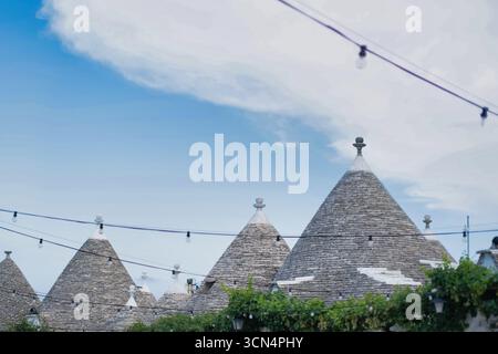 Authentische Trullidächer alter traditioneller Häuser in Alberobello Italien Stockfoto