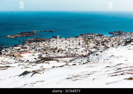 Verschneite Küstenstadt mit Inseln und Blauem Meer Stockfoto