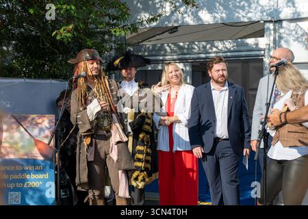Sunshine begrüßt die offizielle Eröffnung der 56. Southampton International Boat Show mit lokalen Würdenträgern, Mitgliedern der British Marine, darunter Robert Parton, Präsident, und einem Captian Jack Sparrow Looklike. Stockfoto