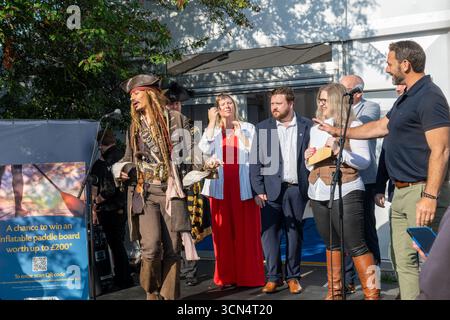 Sunshine begrüßt die offizielle Eröffnung der 56. Southampton International Boat Show mit lokalen Würdenträgern, Mitgliedern der British Marine, darunter Robert Parton, Präsident, und einem Captian Jack Sparrow Looklike. Stockfoto