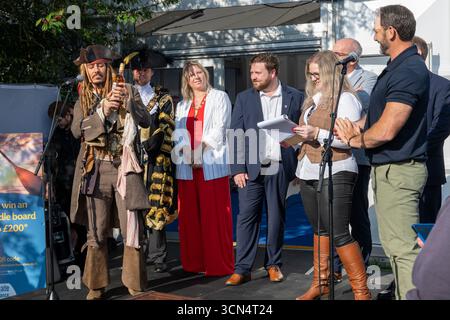 Sunshine begrüßt die offizielle Eröffnung der 56. Southampton International Boat Show mit lokalen Würdenträgern, Mitgliedern der British Marine, darunter Robert Parton, Präsident, und einem Captian Jack Sparrow Looklike. Stockfoto