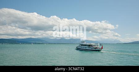 Die Fähre transportiert Touristen an einem sonnigen Tag über den bodensee Stockfoto