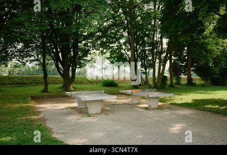 Zwei Tischtennisplatten stehen im grünen Park Stockfoto