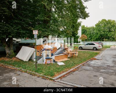 Ein Stapel von weggeworfenen Möbeln verschmutzt den Grünraum Stockfoto