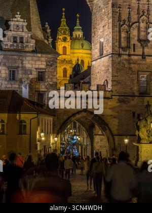Touristen, Nacht, Karlsbrücke, Prag, Tschechien. Stockfoto