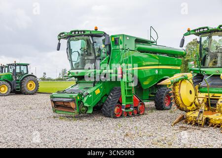 Mähdrescher mit abnehmbarem Schneidwerk. Kaunas, Litauen, 19. Juni 2025 Stockfoto
