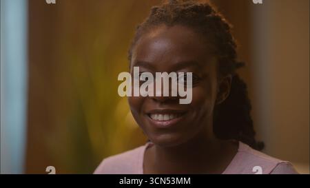 Nahaufnahme Porträt schön lächelnd glücklich ethnisch afroamerikanische Geschäftsfrau weibliches Mädchen Geschäftsfrau Hausbesitzerin Modell Blick auf Kamera Vorbereitung Stockfoto