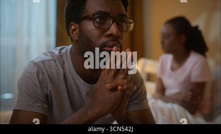 Beziehungsprobleme Familienkrise Afroamerikanisches ethnisches Paar Scheidung Ehe trauriger besorgter Mann Ehemann denkt Lösung erwägt beleidigt Stockfoto
