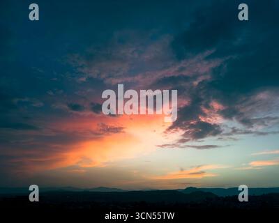 Farbenfroher Abendhimmel über dem Horizont Stockfoto