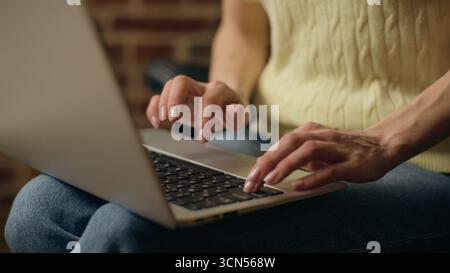 Unbekannte kaukasische Geschäftsfrau mit Laptop Hände Schreibarbeit Geschäftsfrau arbeitendes Computergerät weibliche Arme berührende Tastatur Freelancer Browsing Stockfoto
