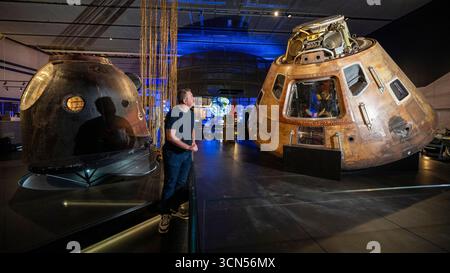 [Embargo bis zum 20. SEPTEMBER 00,01] London, Großbritannien. 19. September 2025. L) „Soyuz TMA-19M Abstiegsmodul und Fallschirm“, 2015, eingesetzt von einer internationalen Besatzung, einschließlich des britischen Tim Peake, um die Internationale Raumstation zu erreichen und von ihr zurückzukehren, und „Apollo 10 Command Module „Charlie Brown“, 1969, eingesetzt von den Astronauten Tom Stafford, Gene Cernan und John Young um den Mond im Mai 1969. Vorstellung der neuen Space Gallery im Science Museum, South Kensington. Die Galerie öffnet am 20. September für die Öffentlichkeit und präsentiert Objekte, die das erste Weltraumzeitalter und die Zukunft von Spac feiern Stockfoto