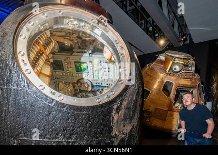 [Embargo bis zum 20. SEPTEMBER 00,01] London, Großbritannien. 19. September 2025. L) „Soyuz TMA-19M Abstiegsmodul und Fallschirm“, 2015, eingesetzt von einer internationalen Besatzung, einschließlich des britischen Tim Peake, um die Internationale Raumstation zu erreichen und von ihr zurückzukehren, und „Apollo 10 Command Module „Charlie Brown“, 1969, eingesetzt von den Astronauten Tom Stafford, Gene Cernan und John Young um den Mond im Mai 1969. Vorstellung der neuen Space Gallery im Science Museum, South Kensington. Die Galerie öffnet am 20. September für die Öffentlichkeit und präsentiert Objekte, die das erste Weltraumzeitalter und die Zukunft von Spac feiern Stockfoto